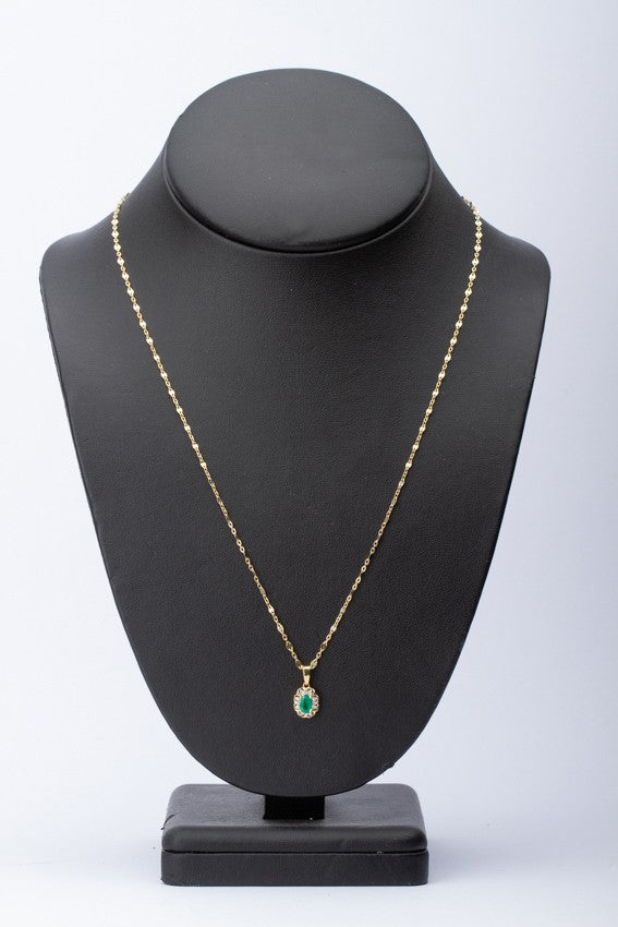 Gouden entourage hanger met smaragd en briljanten aan gouden collier