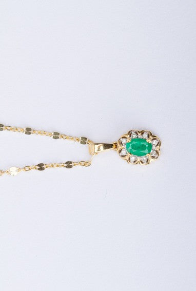 Gouden entourage hanger met smaragd en briljanten aan gouden collier