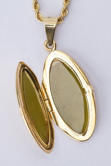 Gouden medaillon aan gouden koord collier