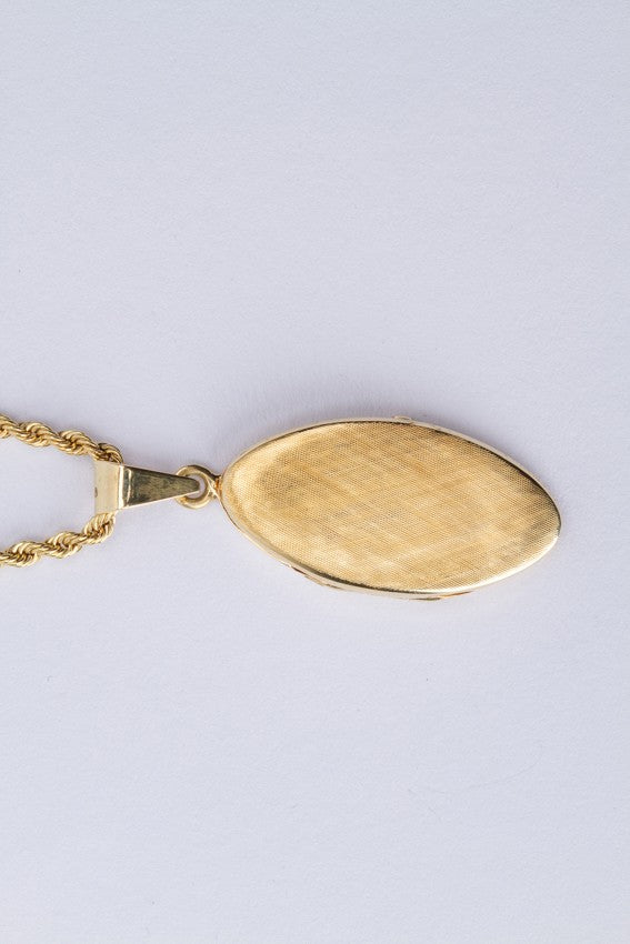 Gouden medaillon aan gouden koord collier