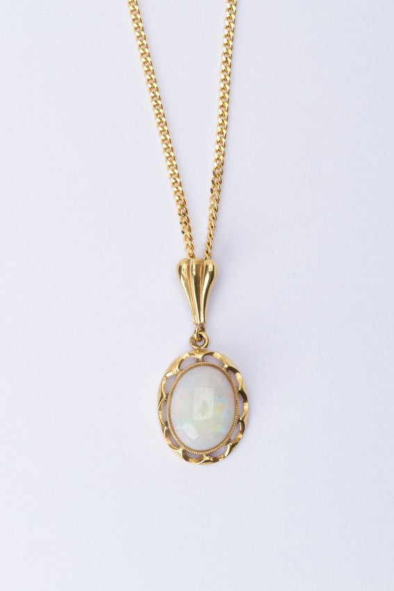 Gouden hanger met melk opaal aan gouden collier