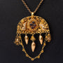 Antieke gouden klederdracht hanger met granaten aan gouden collier