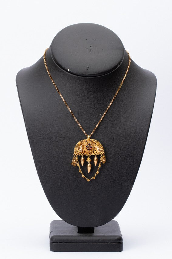 Antieke gouden klederdracht hanger met granaten aan gouden collier