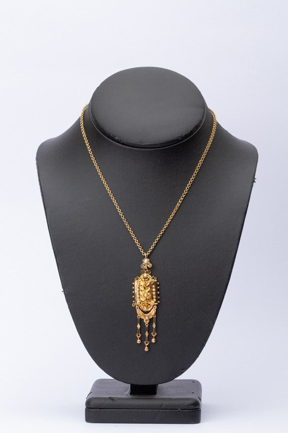 Antieke gouden klederdracht hanger met parels aan gouden collier