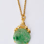 Gouden hanger met jade aan gouden collier