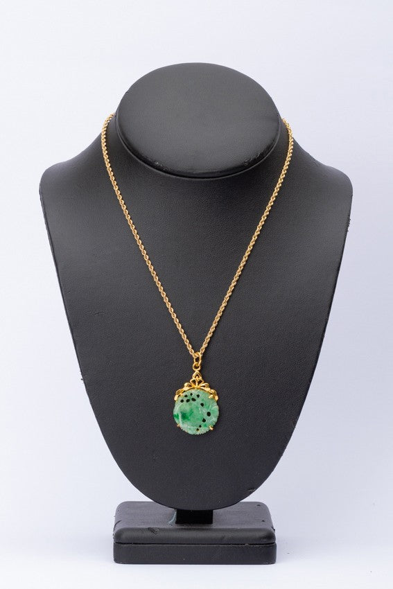 Gouden hanger met jade aan gouden collier