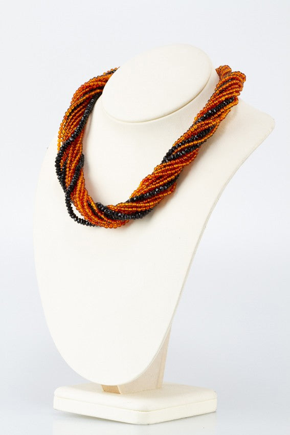 Barnsteen en onyx collier met een gouden sluiting