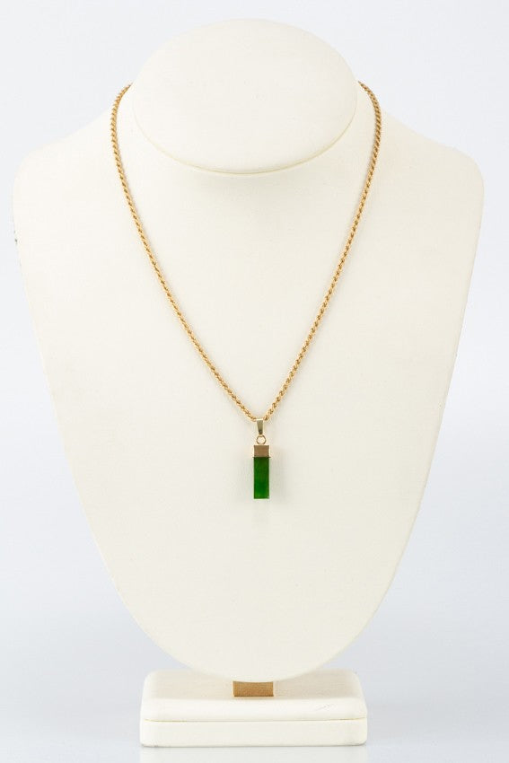 Gouden hanger met jade aan gouden collier