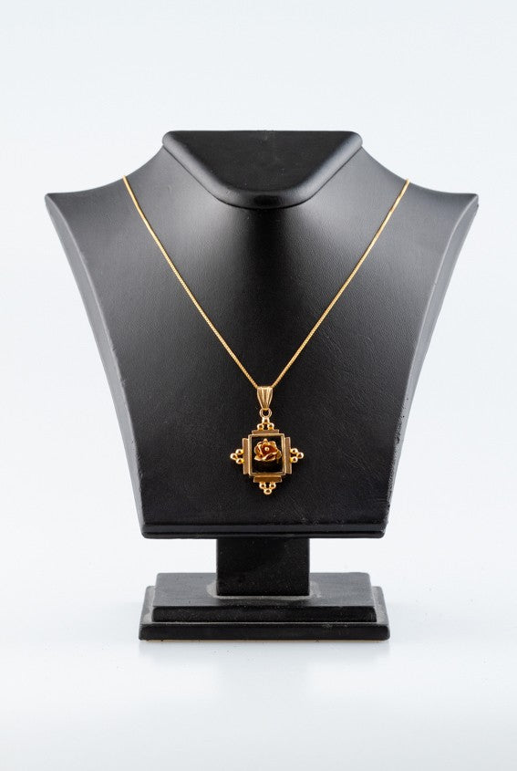 Gouden hanger met roos en onyx aan gouden collier