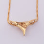 Gouden hanger aan gouden collier
