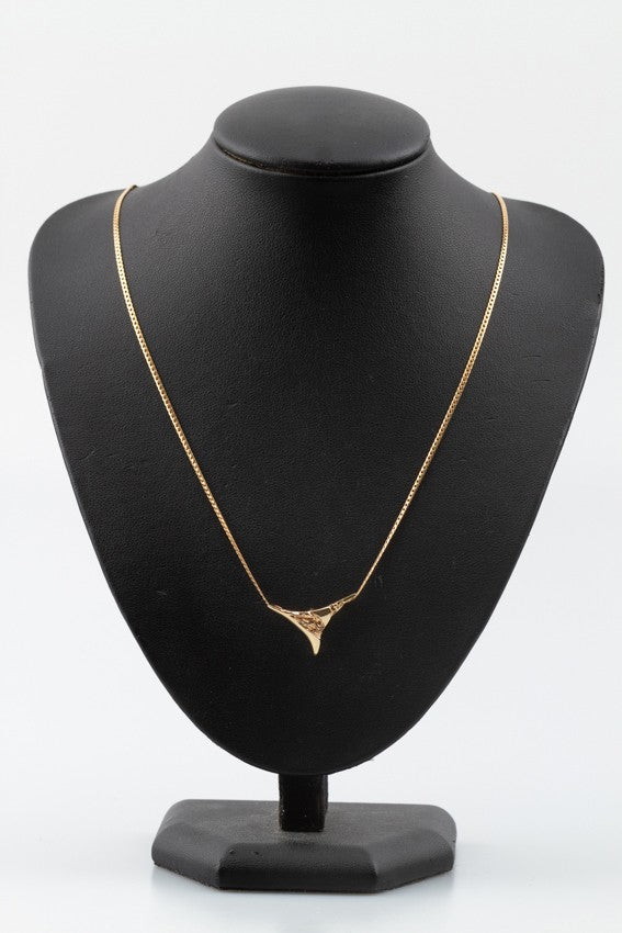 Gouden hanger aan gouden collier