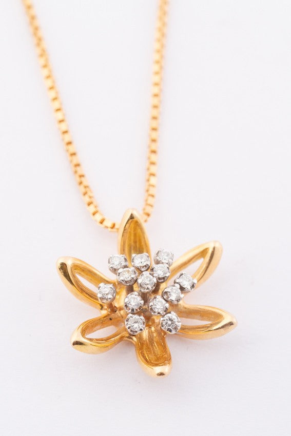 Gouden hanger met briljanten aan gouden collier