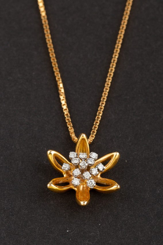 Gouden hanger met briljanten aan gouden collier