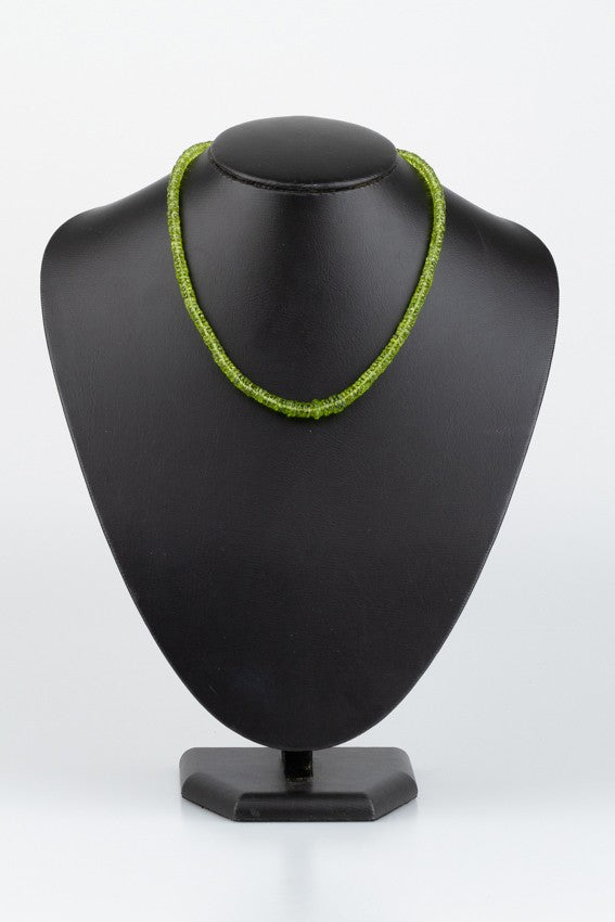 Peridoot collier aan antiek gouden sluiting