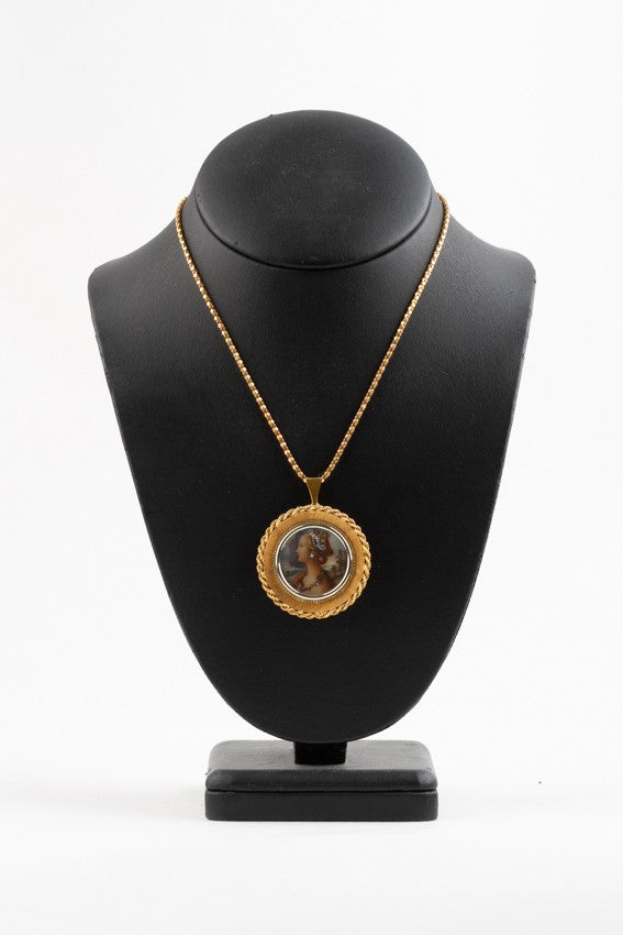 Gouden portret hanger aan gouden collier