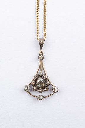 Antieke gouden hanger met roos geslepen diamanten aan gouden collier