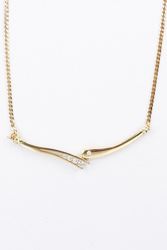 Gouden hanger met 5 briljanten in het middenstuk aan gouden collier