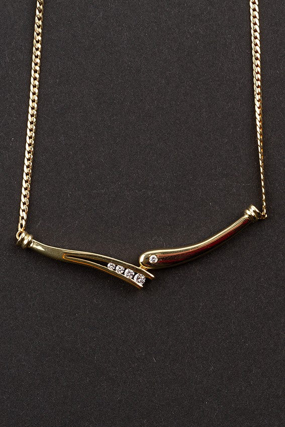 Gouden hanger met 5 briljanten in het middenstuk aan gouden collier