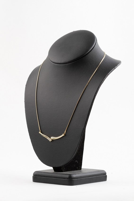 Gouden hanger met 5 briljanten in het middenstuk aan gouden collier