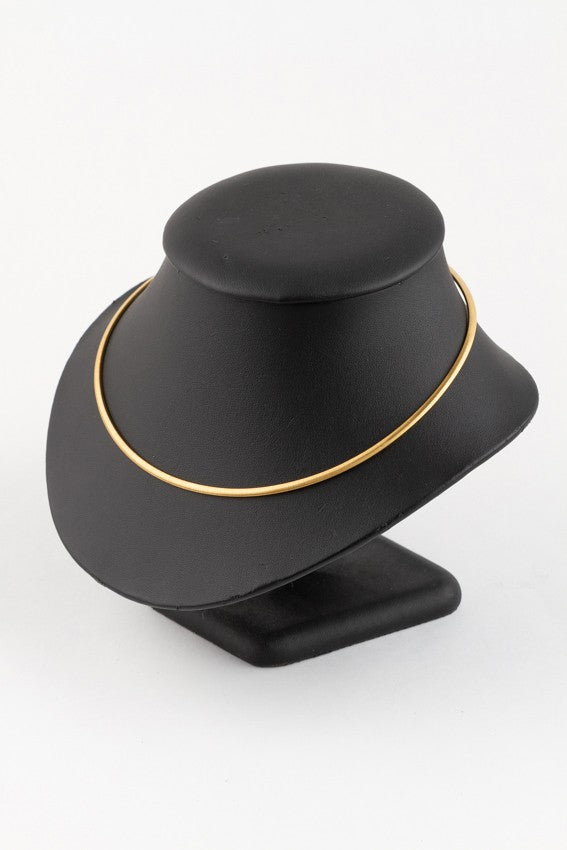 Gouden gematteerd omega collier