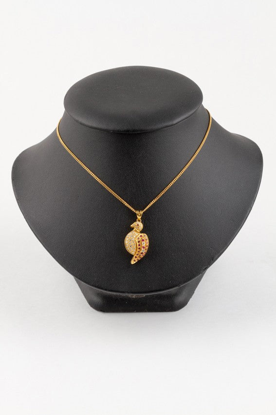 Gouden hanger in de vorm van een vogel bezet net briljanten en robijnen aan gouden collier