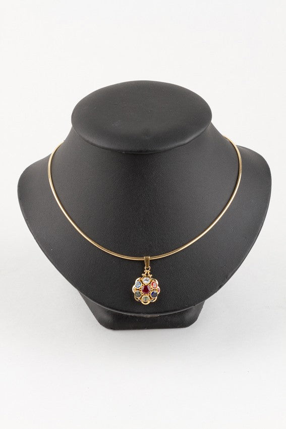 Gouden cocktail hanger met diverse synthetische edelstenen aan gouden collier