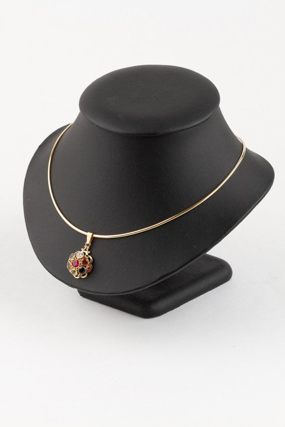 Gouden cocktail hanger met diverse synthetische edelstenen aan gouden collier