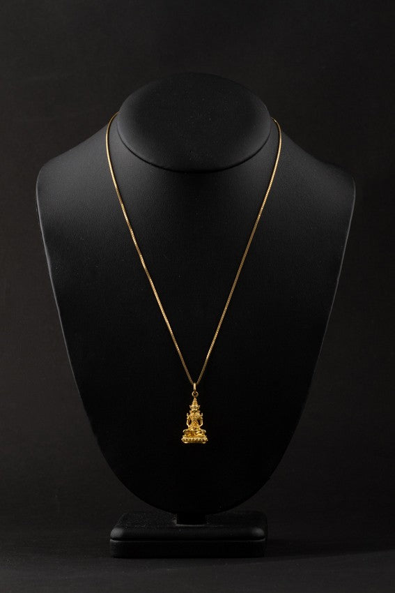 Gouden massieve boeddha hanger aan gouden collier