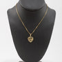 Gouden hart medaillon aan gouden collier
