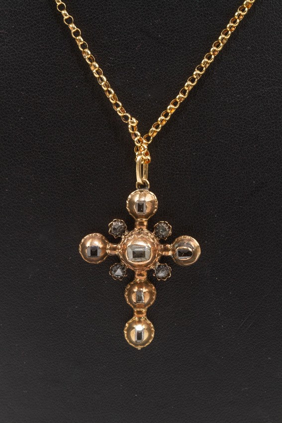 Antiek gouden kruis met tafel diamanten aan gouden collier