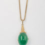 Gouden hanger met groen agaat aan gouden collier