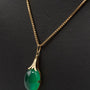 Gouden hanger met groen agaat aan gouden collier
