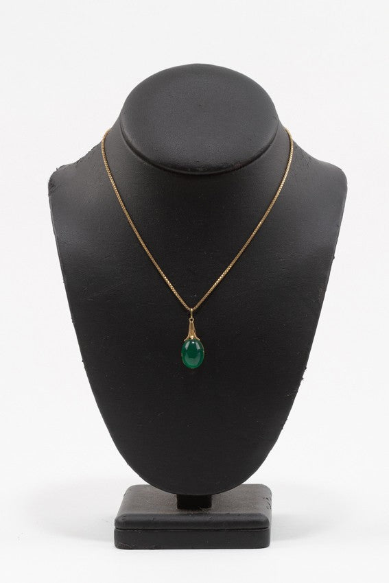 Gouden hanger met groen agaat aan gouden collier