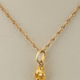 Gouden nugget hanger aan gouden collier