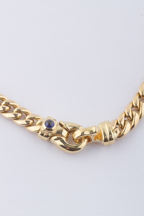 Gouden gourmet collier met bij het slot een cabochon geslepen saffier