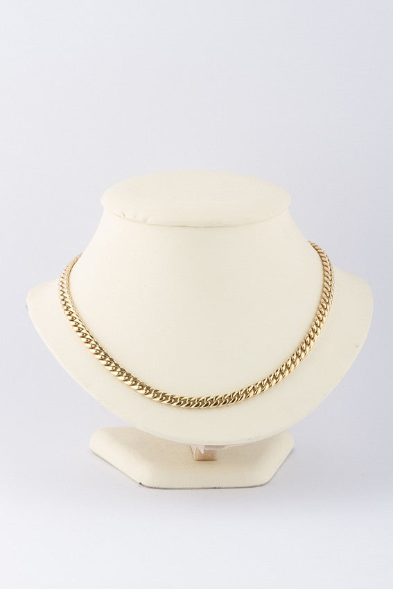 Gouden gourmet collier met bij het slot een cabochon geslepen saffier