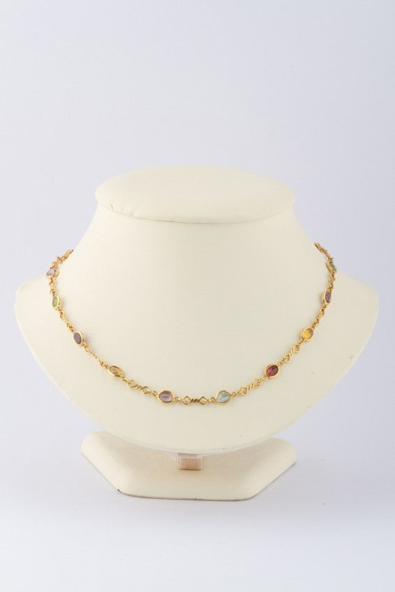 Gouden schakel collier met diverse edelstenen.