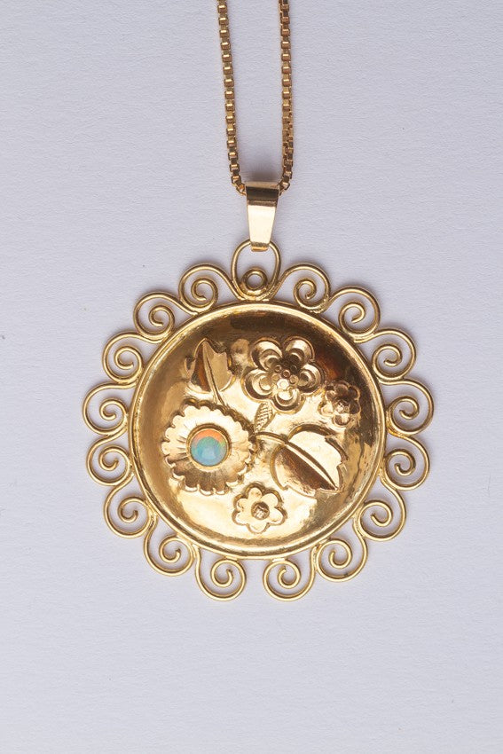 Gouden hanger met bloem motieven en een opaal