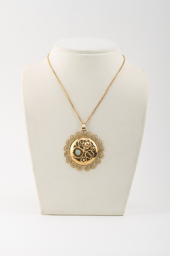 Gouden hanger met bloem motieven en een opaal