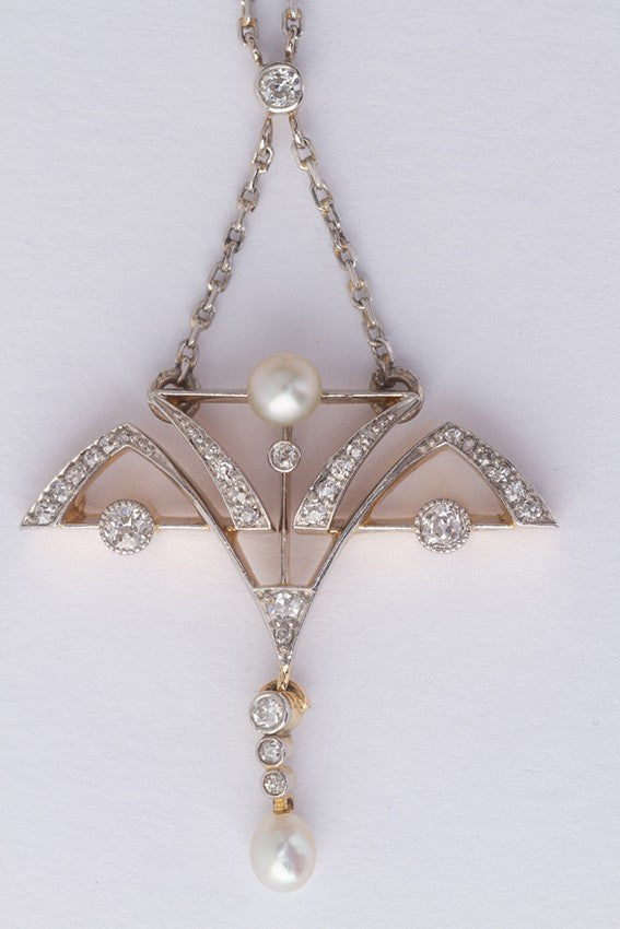 Antieke platina/goud Art Nouveau hanger aan collier met een diamant, briljanten en parels