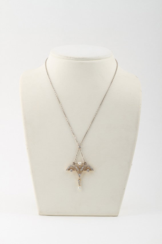 Antieke platina/goud Art Nouveau hanger aan collier met een diamant, briljanten en parels