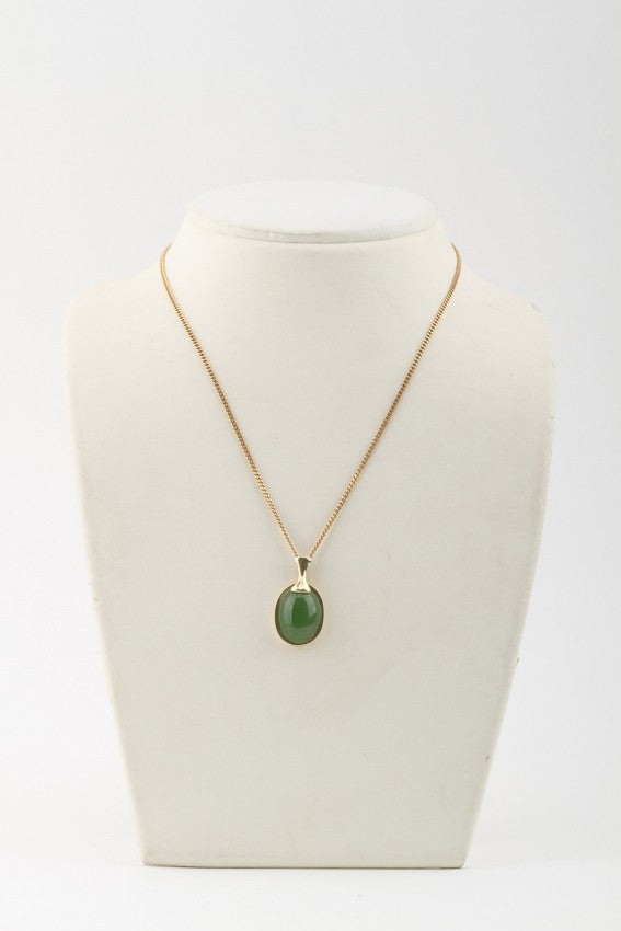 Gouden hanger met jade aan gouden collier