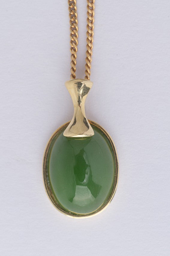 Gouden hanger met jade aan gouden collier