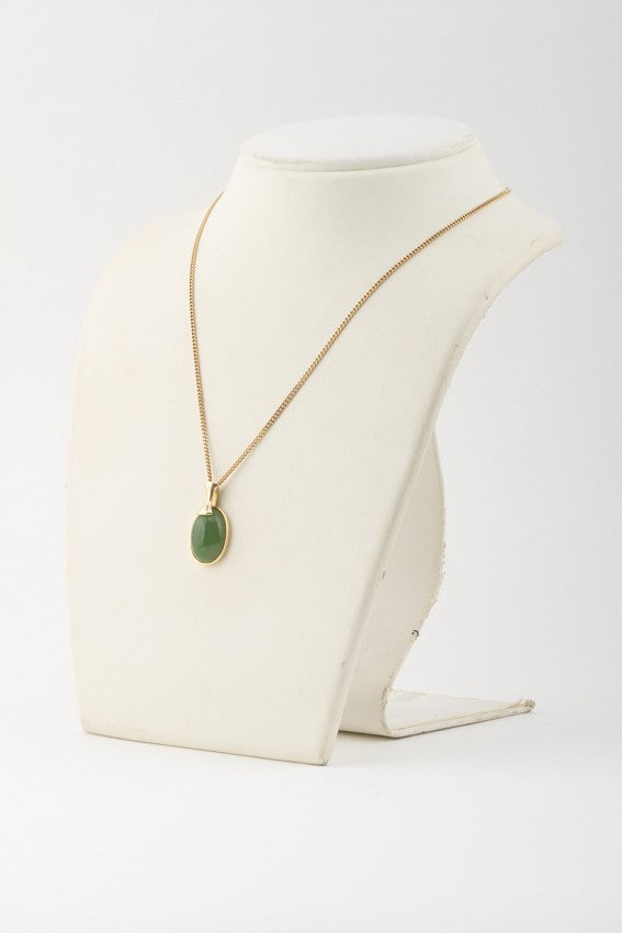 Gouden hanger met jade aan gouden collier