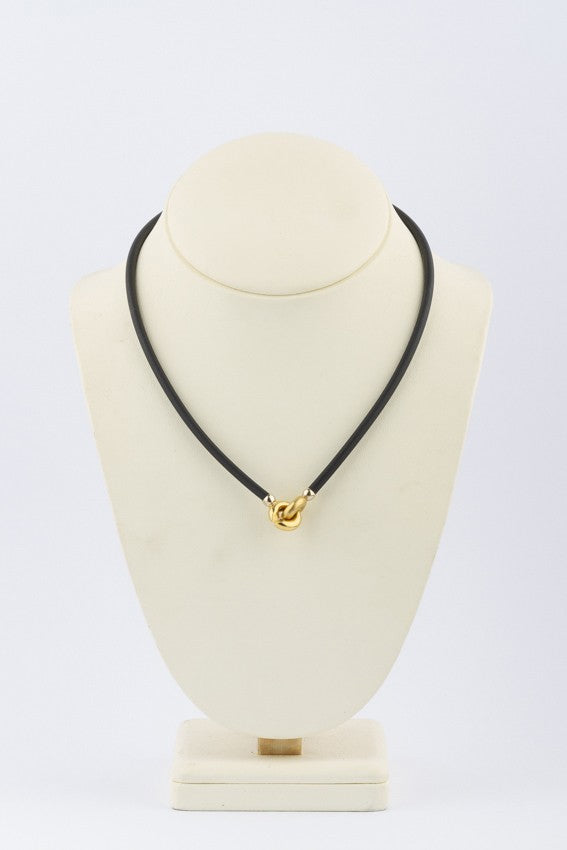 Gouden sluiting aan rubber collier