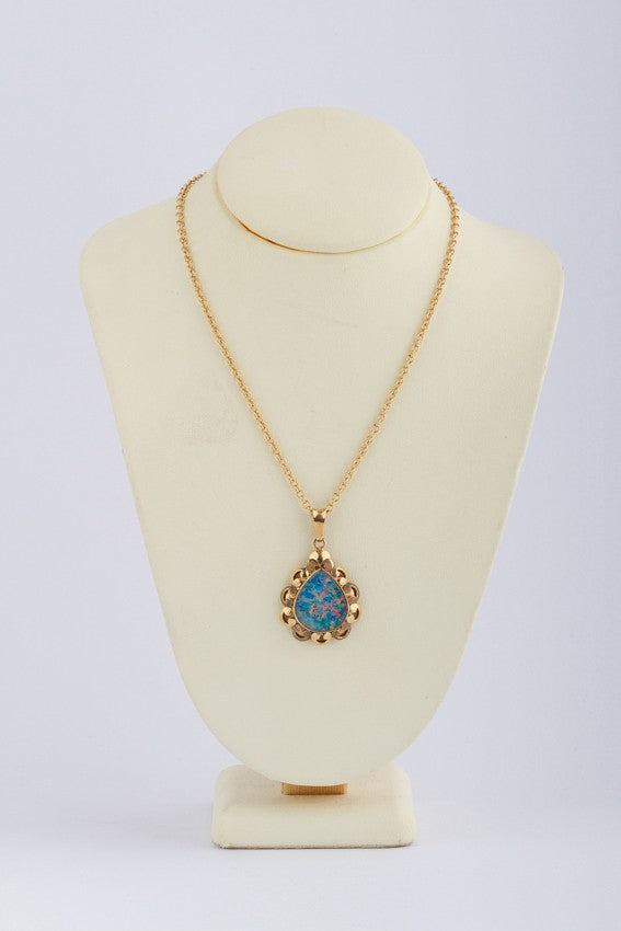 Gouden hanger met opaal triplet aan gouden jasseron collier