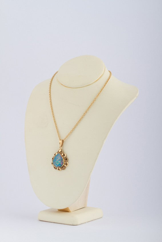 Gouden hanger met opaal triplet aan gouden jasseron collier