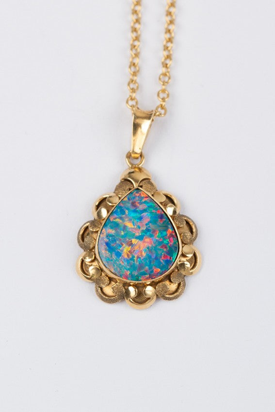 Gouden hanger met opaal triplet aan gouden jasseron collier