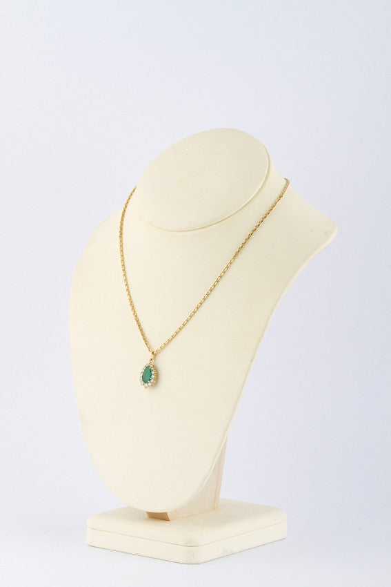 Gouden entourage hanger met een peervormige smaragd en briljanten aan gouden collier