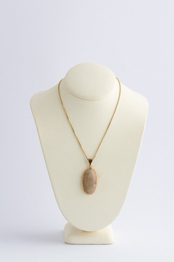 Gouden hanger met opaal aan gouden collier